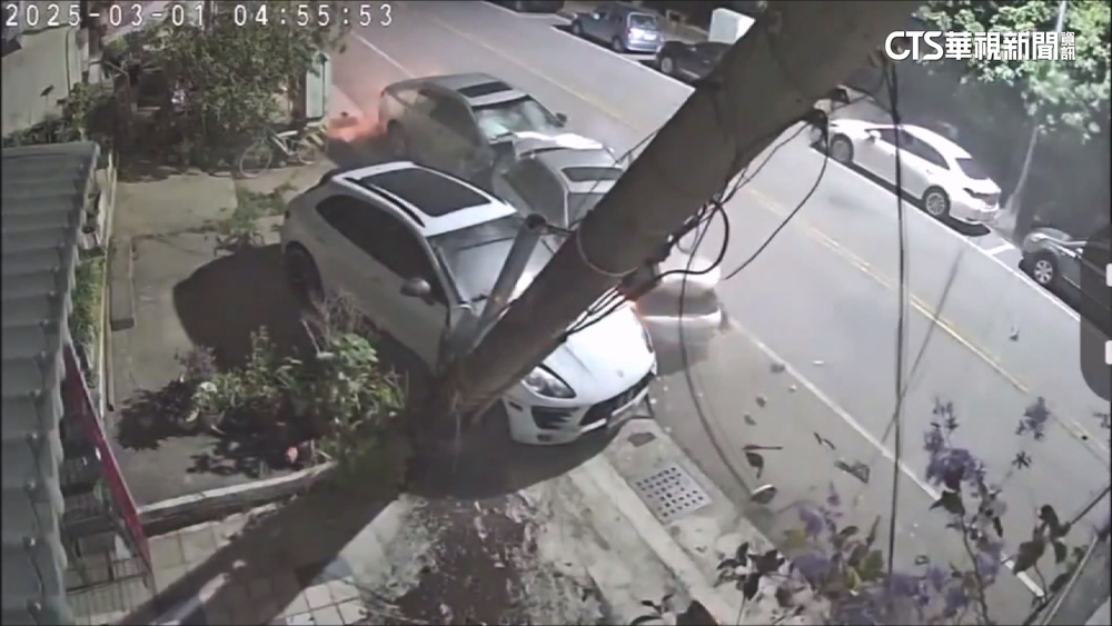 假配合真拒檢！連撞路邊多車.電桿　酒測值達0.68