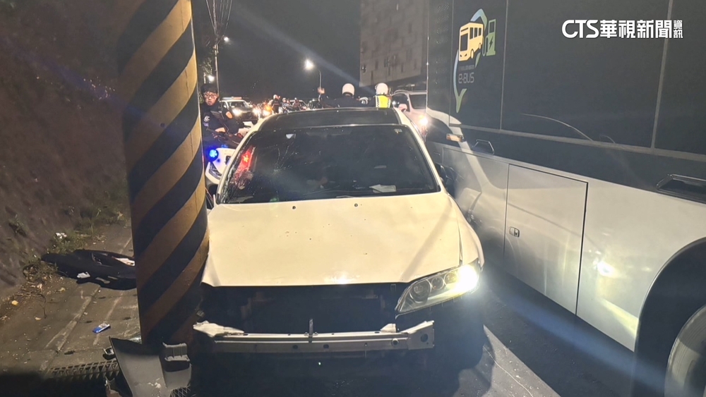 疑毒駕狂飆跑給警察追　自撞電桿波及公車被逮