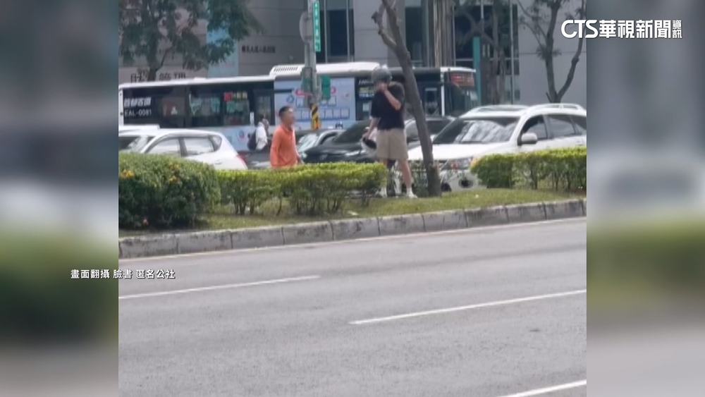 機車轉彎互不讓！　板橋車站前2男持安全帽.塑膠管開打