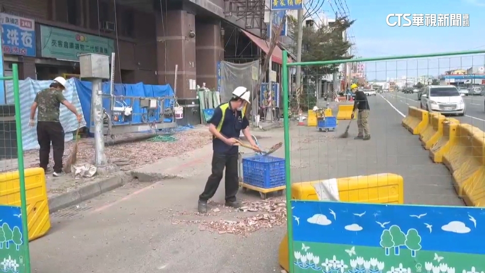 高雄30年大樓拆除磁磚遭疑防護不夠　廠商：依規設置