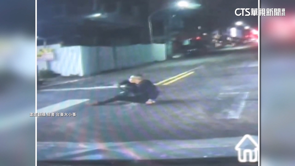 隨機砍人驚魂？　男衝向騎士遭撞飛　民眾：他手上拿刀