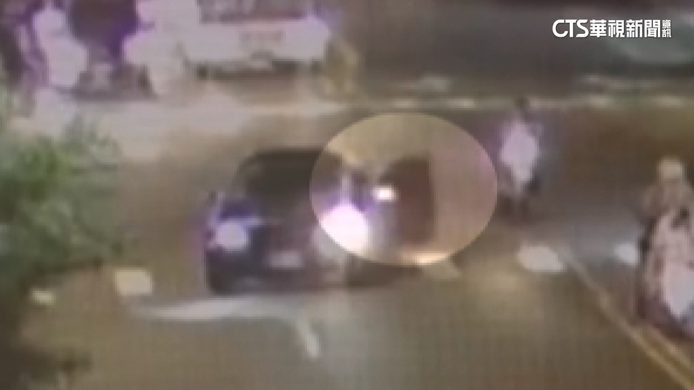 【台語新聞】通緝犯拒檢逃逸遭警開2槍！　車上搜出「喪屍煙彈」煙油