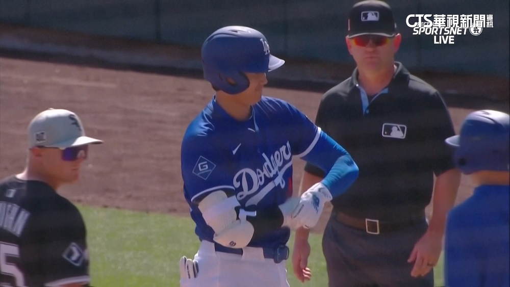 默契呢？　大谷欲「頭碰頭」慶祝　一壘教練「神閃避」惹笑