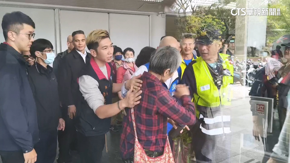 傅花蓮辦活動狂批綠　退休女師當面嗆...遭粗暴架離