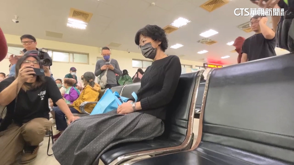 柯文哲閃到腰喊「好痛」　陳佩琪送痠痛貼布遭拒