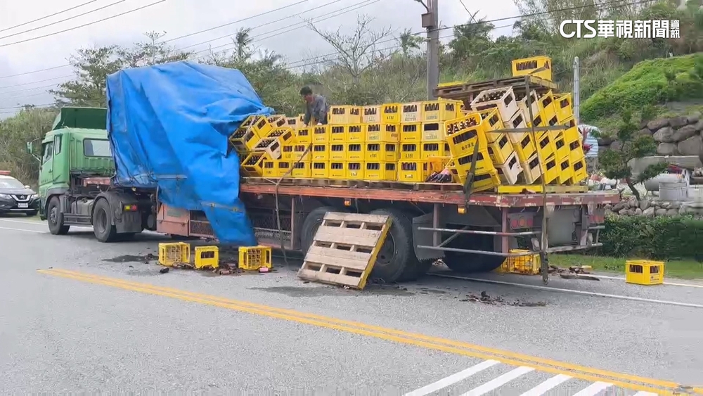 物品沒綁牢！　數十箱米酒全灑地上　台11線飄酒味