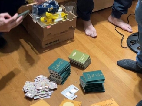 檢警在被告等人住處，扣得數十本護照及台胞證。圖／桃園地檢署提供