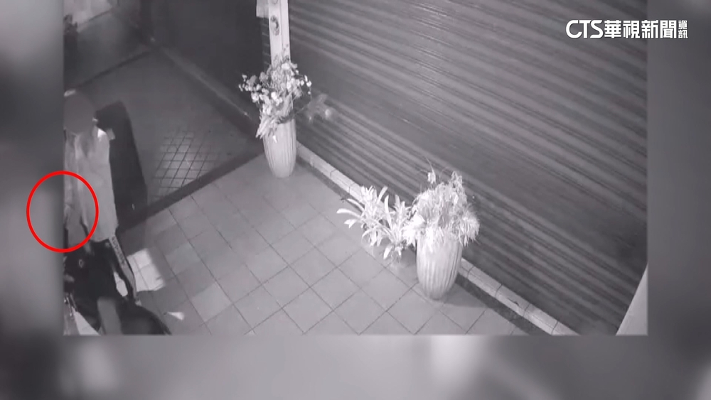 台中夯店「越南法國麵包」店前遭縱火　員工機車慘毀