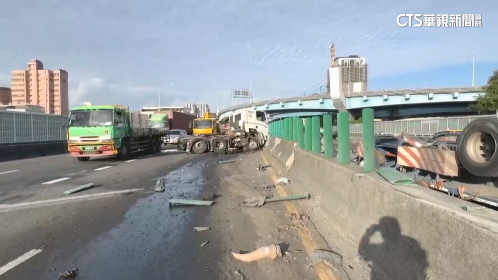 國道死亡車禍！轎車疑故障停內車道　遭聯結車追撞1死4傷