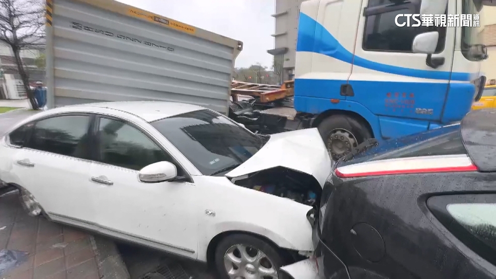 疑天雨路滑+車速過快　貨櫃車過彎翻覆壓毀5車