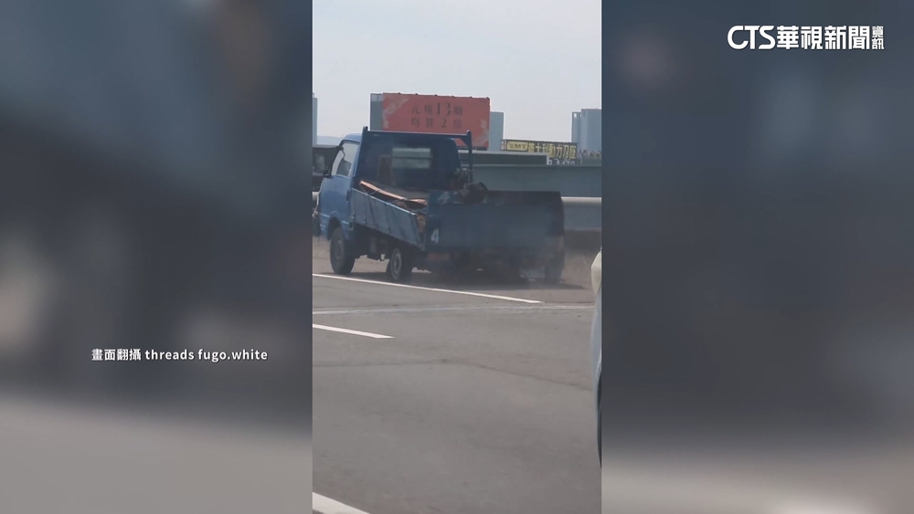 驚！貨車後車輪爆胎硬上路　拖車斗冒白煙