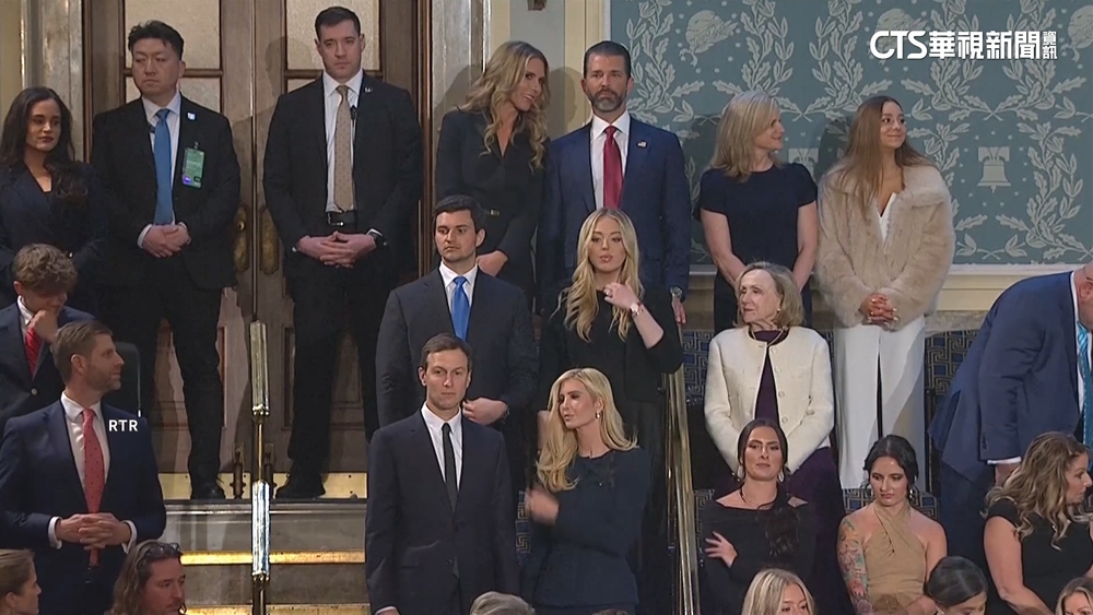 第一家庭全員到齊挺川普！　如雷掌聲歡迎梅蘭妮亞
