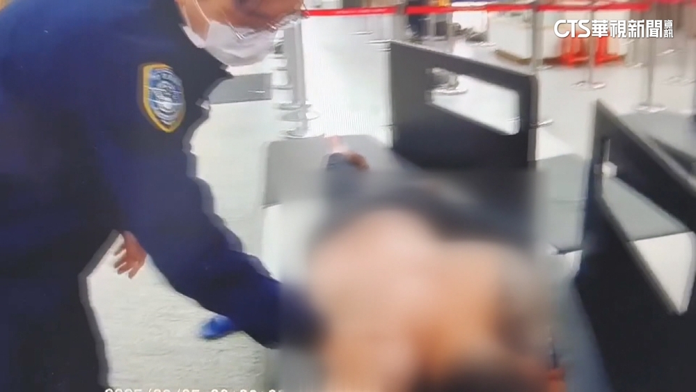 醉脫序打赤膊睡機場！被勸還推罵　醒後頻道歉