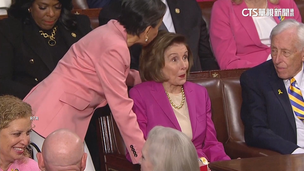 抗議川普性別政策　民主黨女性成員「粉紅現身」