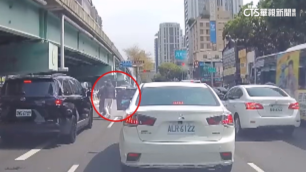 疑變換車道釀糾紛　2煞逼車丟珍奶砸車窗嚇壞孕妻