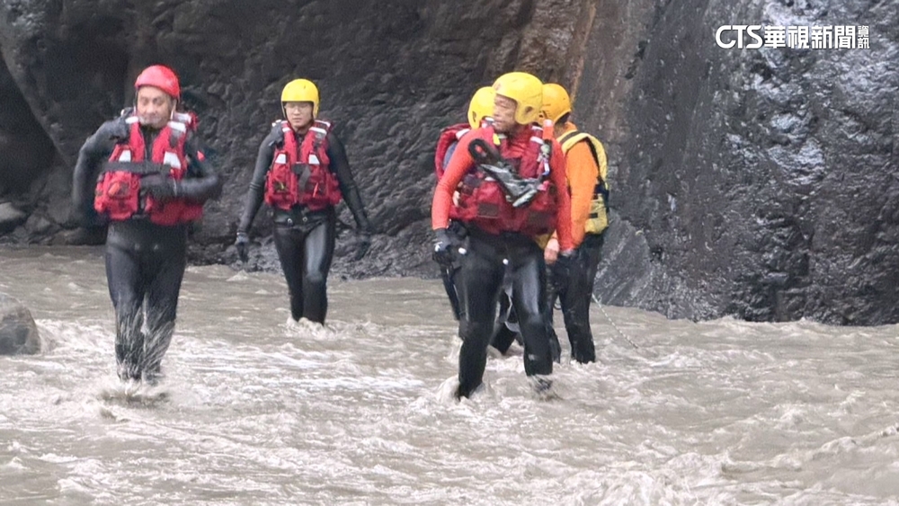 午後暴雨！　民眾受困九仙溪沙洲　南投警消驚險救援