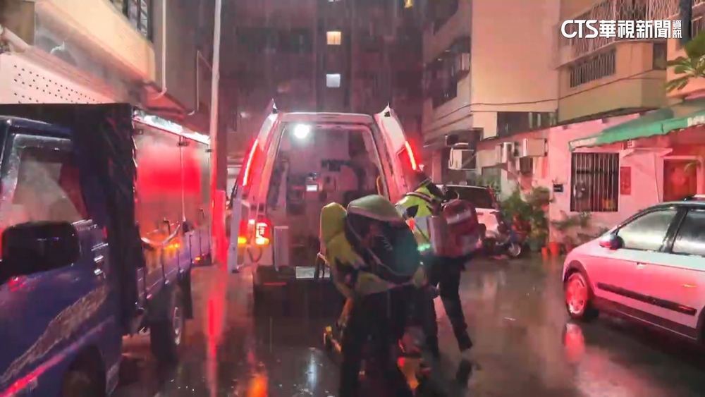 台中住宅大廈深夜起火　救出受困住戶4嗆傷送醫