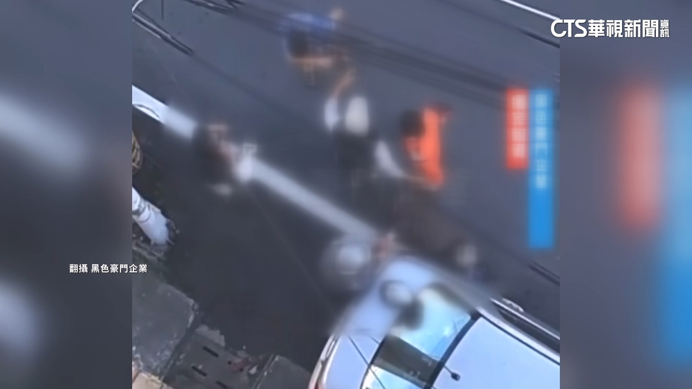 行車糾紛衝突害交通大亂！　車停路中央三人扭打