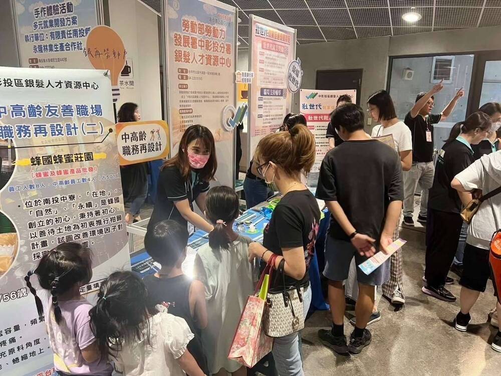 徵才活動現場「職務再設計」專區提供放大鏡、數位游標卡尺等輔具。圖／勞動力發展署中彰投分署提供