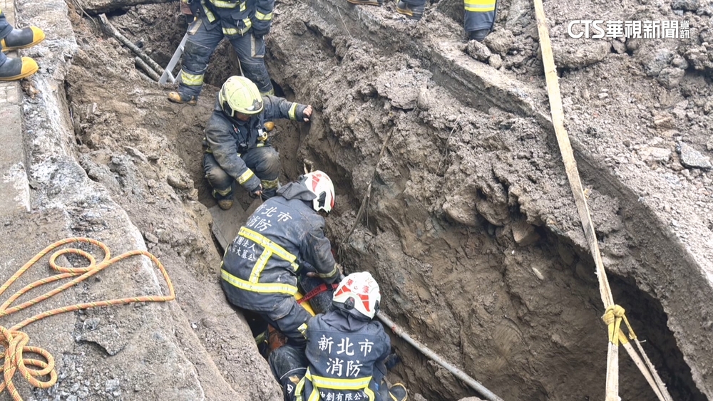 疑連日雨土石鬆動！　污水道施工坍塌　工人遭巨石壓喪命