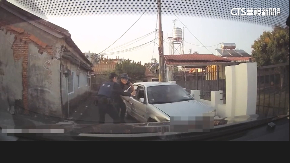 嫌犯持毒開車拒檢撞警！　警朝車輪開8槍制伏