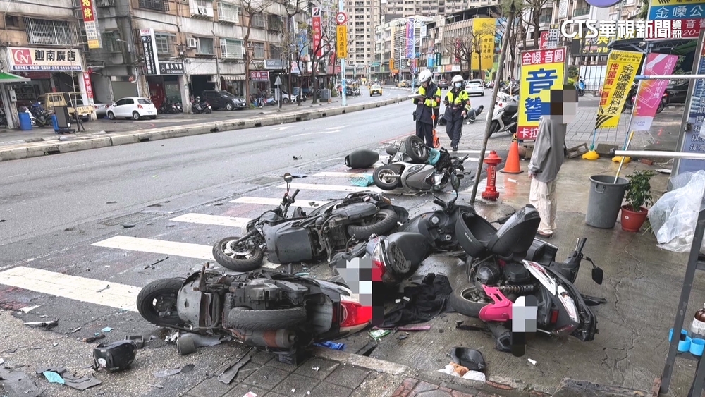 疑駕駛精神不濟！　汽車撞路邊7機車「保齡球式」噴飛