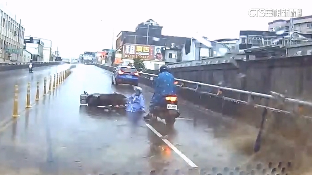 婦違規迴轉上橋被撞飛　「車輪超近」頭險被輾