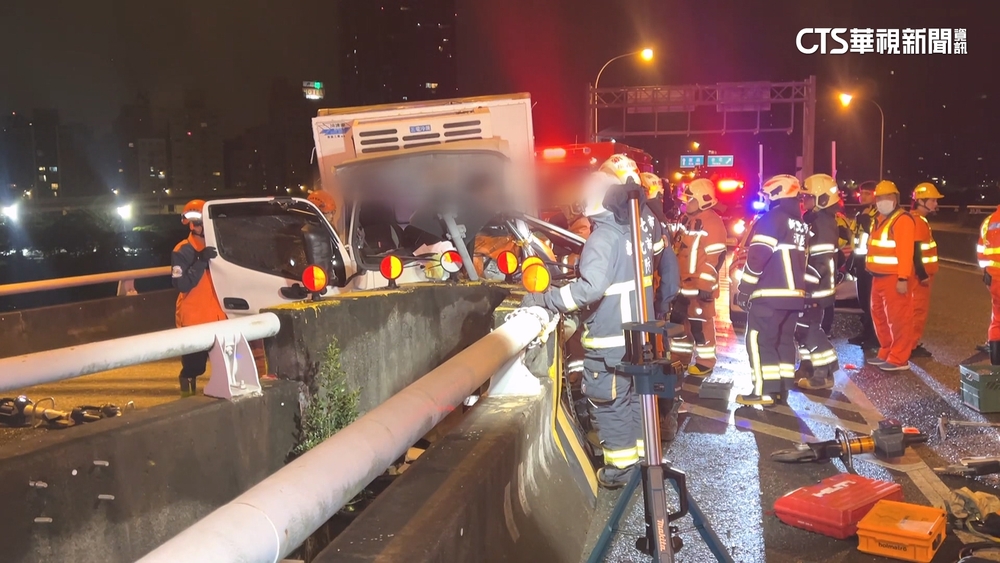 疑入口槽化線遭占用！　國道貨車駕駛失控自撞