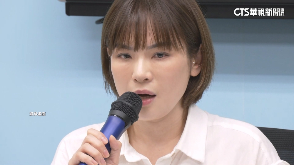 陳沂轉載爭議圖卡推業配！　李怡貞怒告違反著作權法