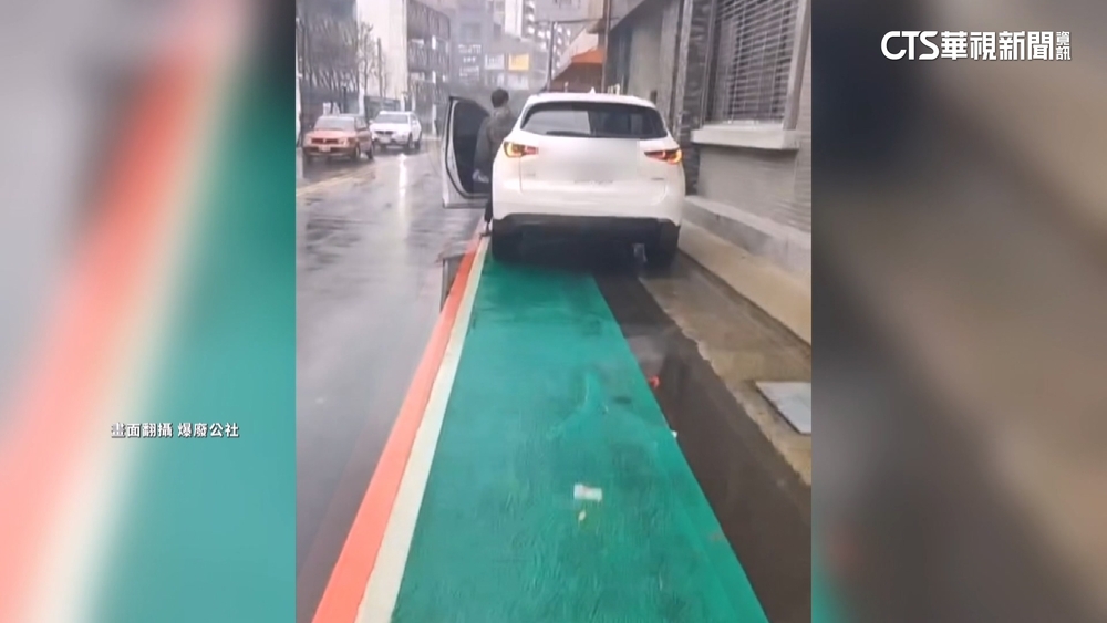 汽車違停人行道！女推嬰兒車走馬路疑遭擦撞　雙方互告