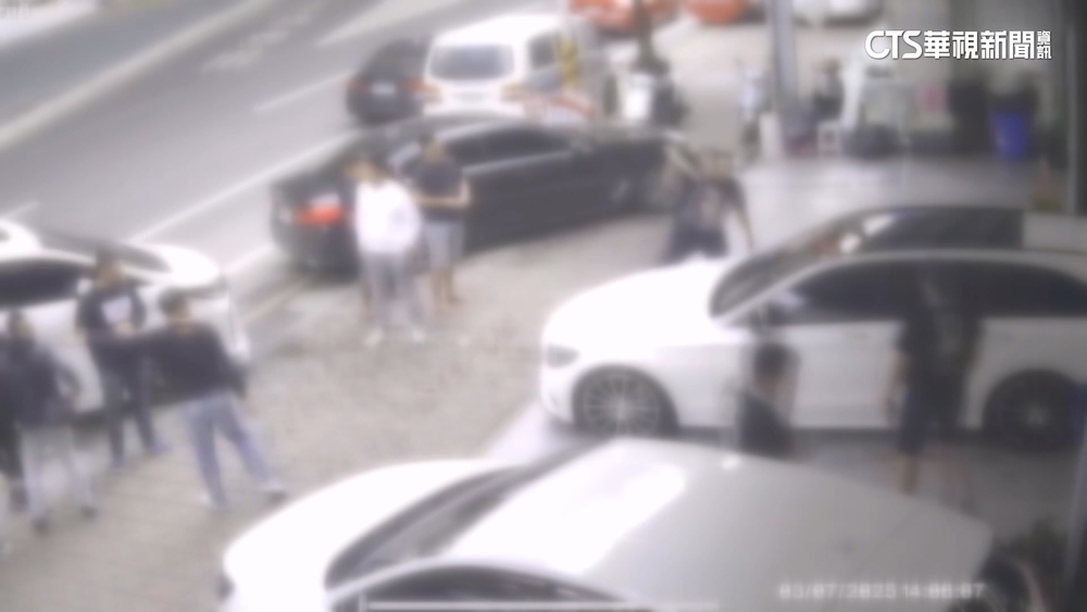 疑校園恐嚇取財案糾紛　黑衣人砸車行毀進口車