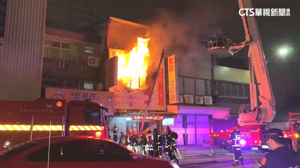 台中南屯影印店清晨陷火海　4口一度受困三樓幸無傷