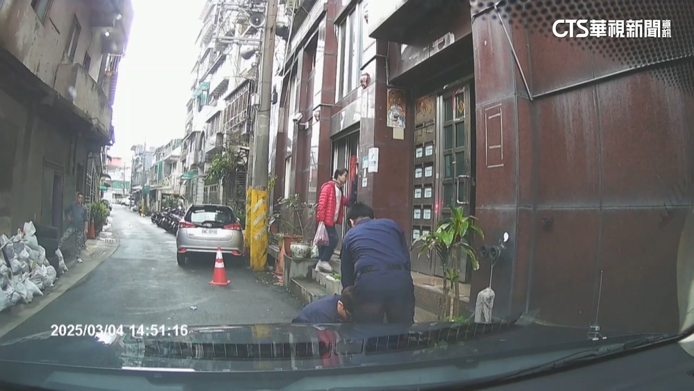 遭盤查心虛　女通緝犯噴辣椒水襲警被壓制