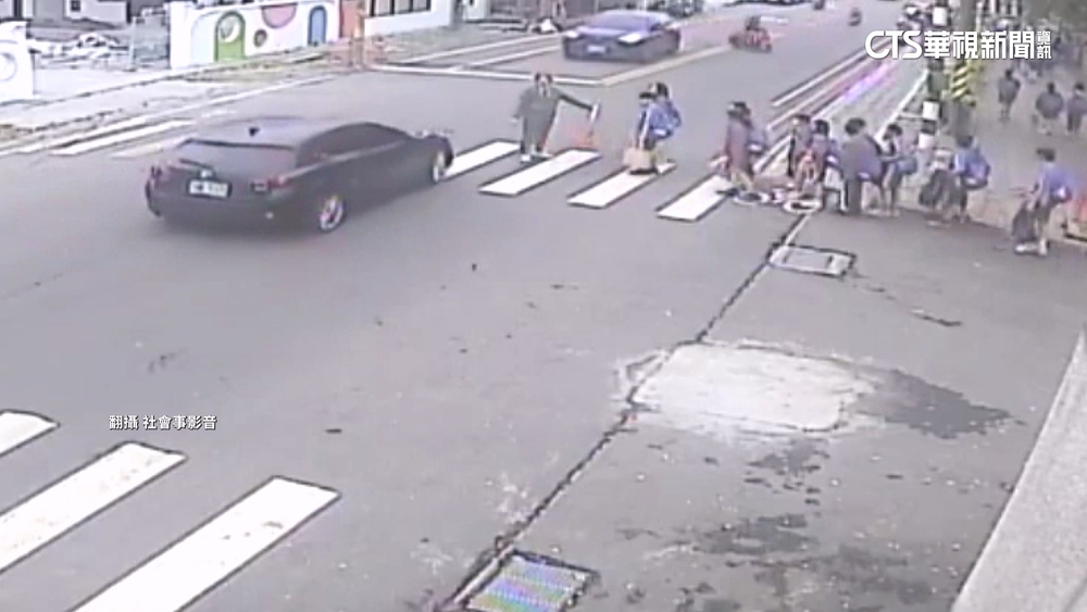 不顧學生穿越路口　駕駛闖紅燈又未讓行人.險撞導護