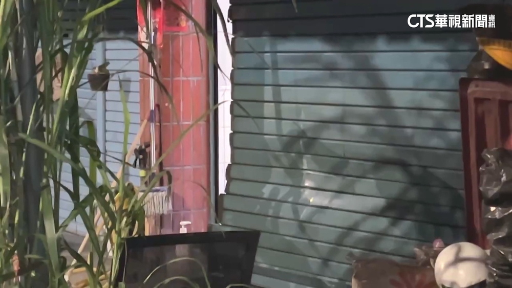 債務糾紛洩憤？　轎車撞民宅鐵門　車主遭逮否認犯案