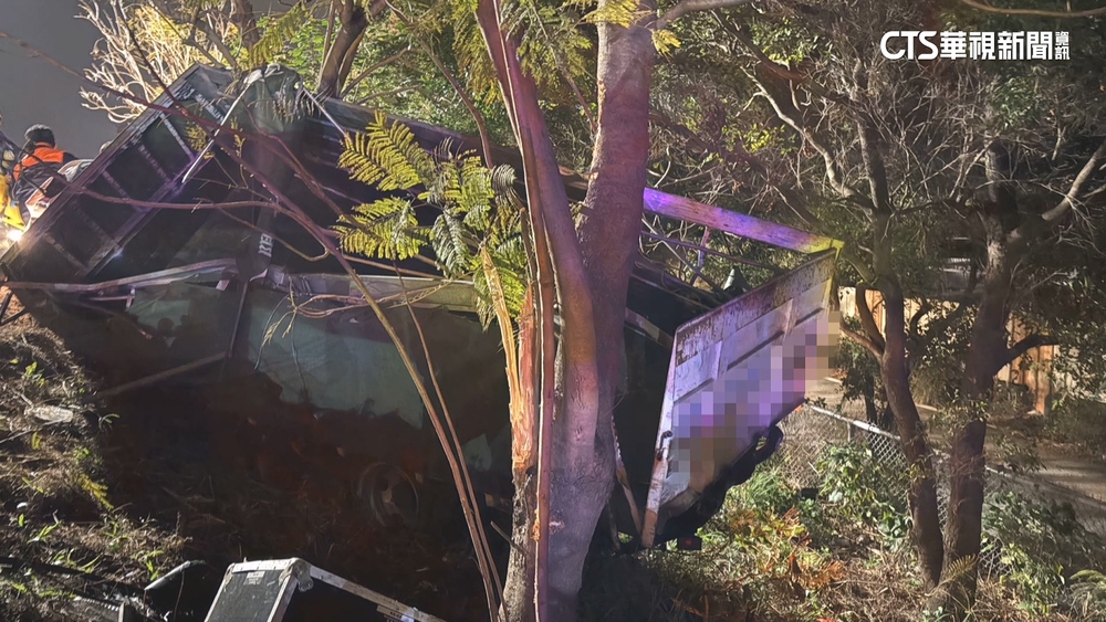 國1轎車疑超車失控3車連撞　小貨車墜邊坡2傷