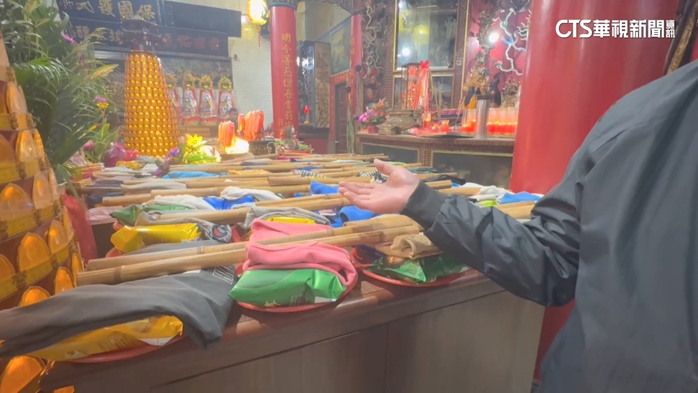 全台唯一「會管教小孩」城隍廟　供桌擺「竹竿壓衣物」