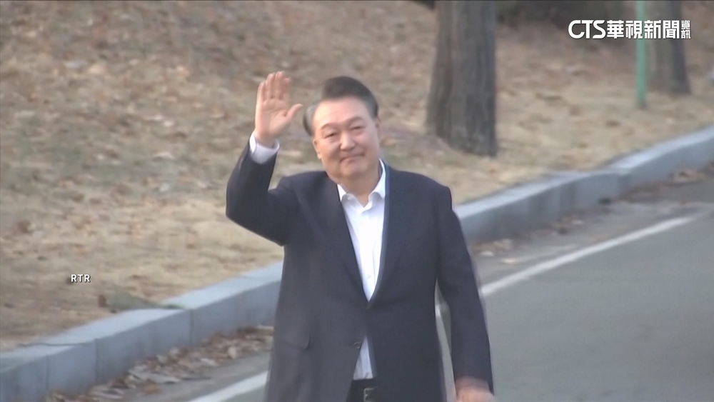 尹錫悅獲釋離開拘留所　鞠躬揮手向支持者致意