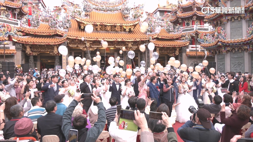 大甲媽嫁女兒！　60對新人甜蜜婚　佳偶遶境獲媽祖牽線