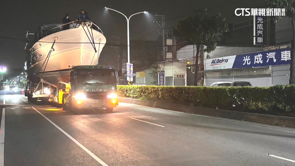 貨車載遊艇勾電線.電桿傾斜　台電急搶修