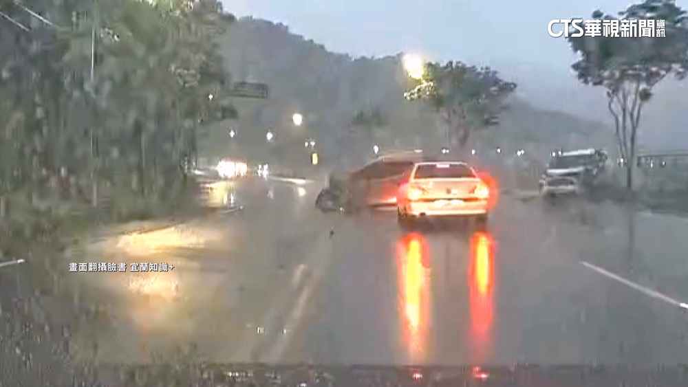 休旅車疑轉彎過快衝對向　遭撞駕駛傷重送醫