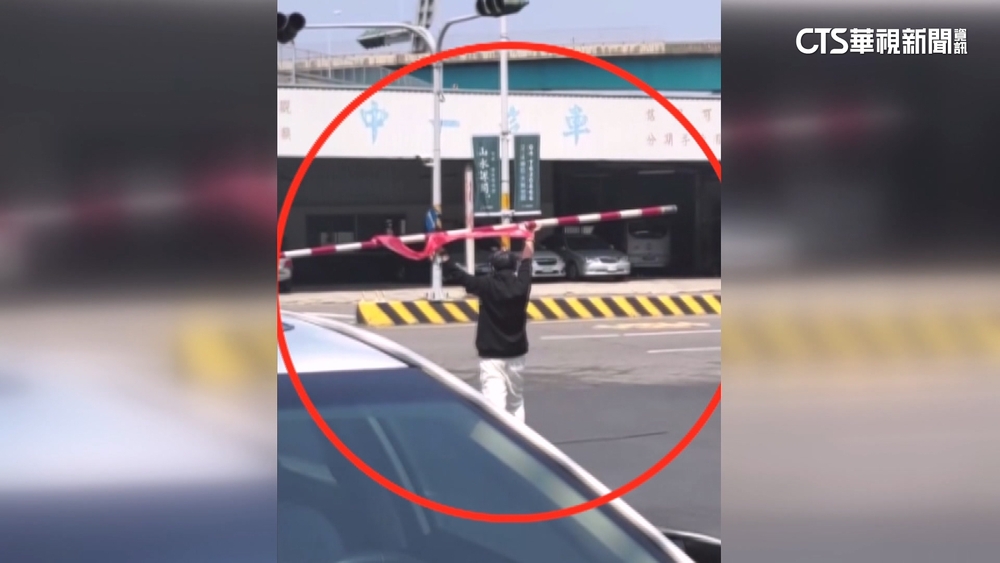 亂放煙火男撞斷遮斷桿　站馬路中揮舞共收6罰單