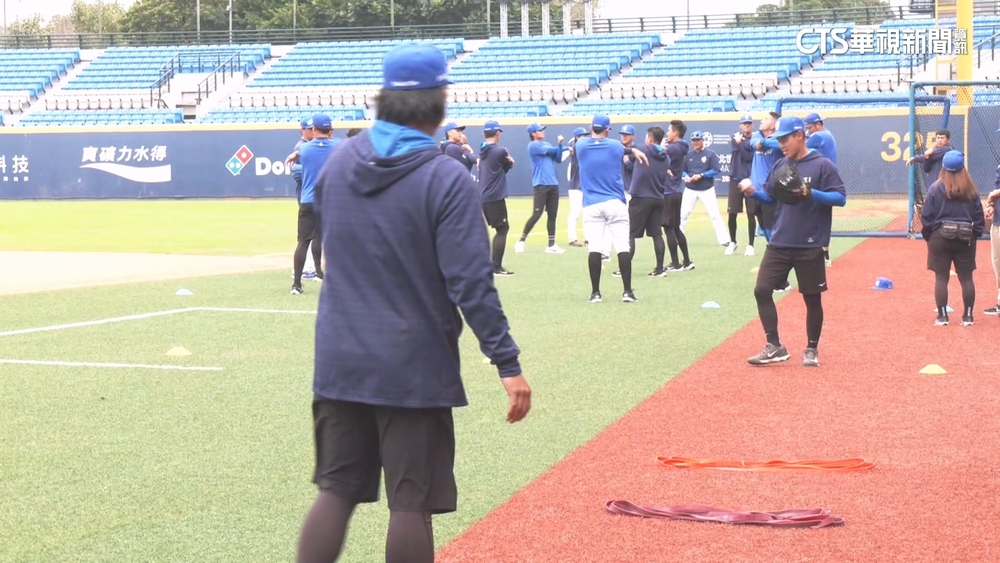 新莊棒球場翻新！「髮香區」擴建至120米　球迷漏夜卡位