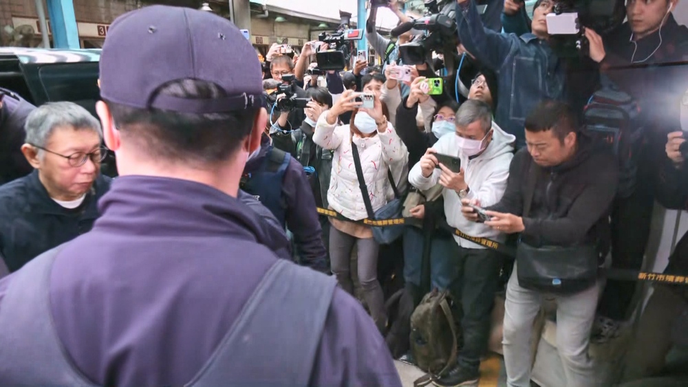 柯文哲返新竹送父親最後一程　無戴戒具抵達殯儀館