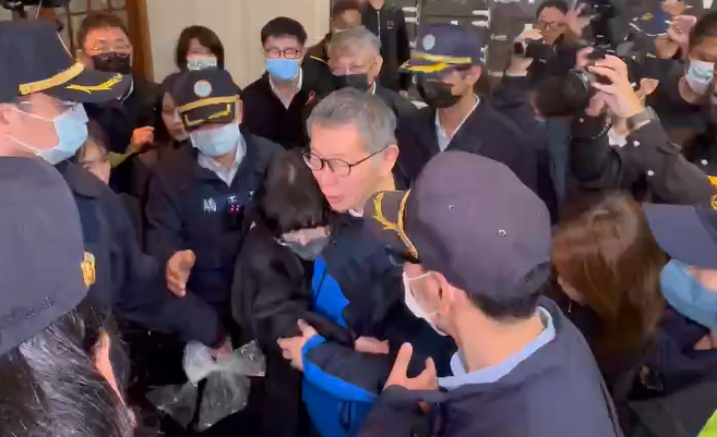 陳佩琪緊抱柯文哲不捨離開　哭喊：政治干預司法、迫害人權