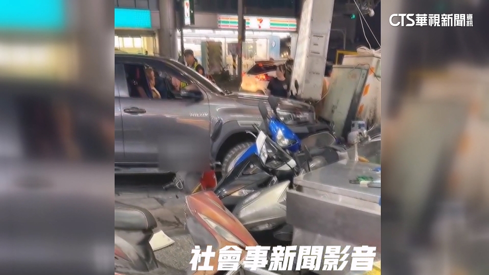 台南駕駛疑身體不適　休旅車失控衝騎樓「撞倒9機車」