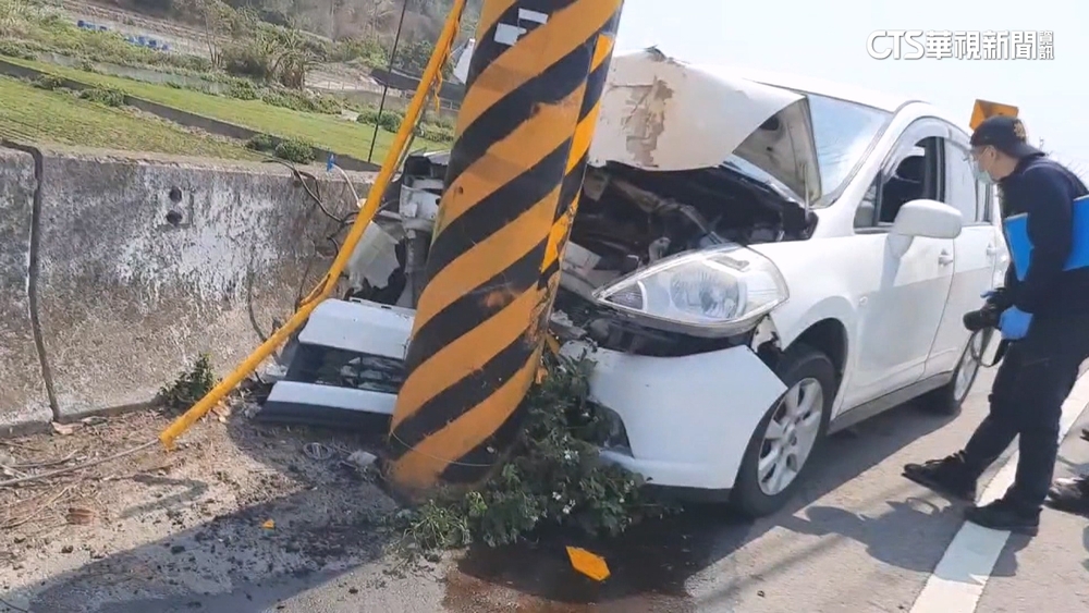 掃墓返程轎車失控自撞電桿　父死子傷