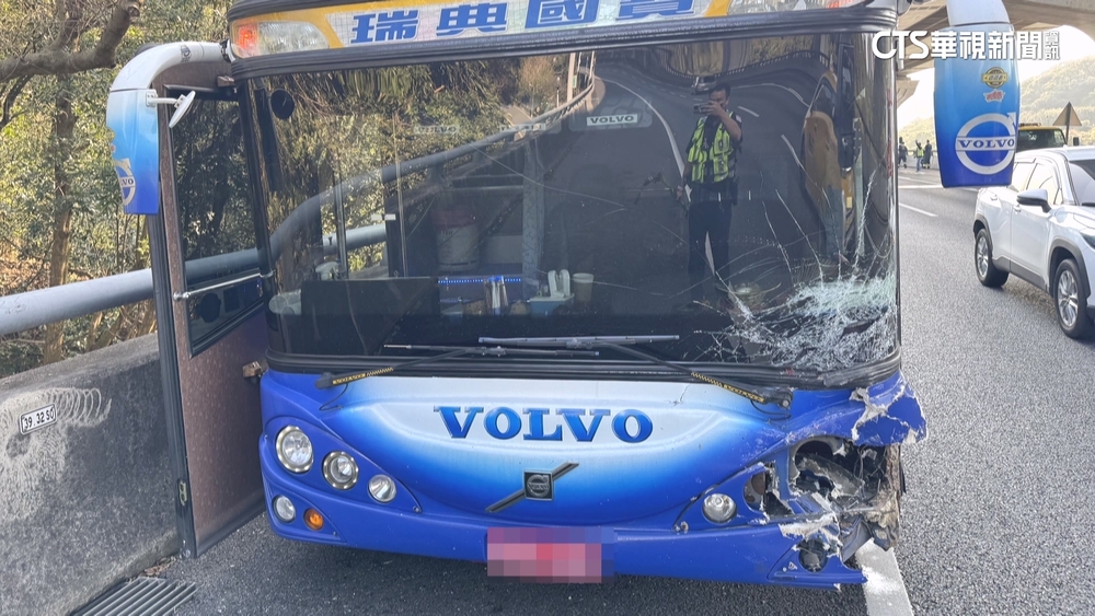 國道行駛疑未保持安距　遊覽車連環撞5人送醫