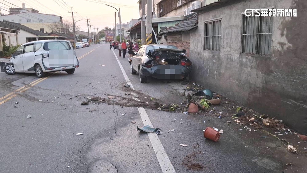 轎車失控撞民宅又撞車！　3人棄車走人　警追查