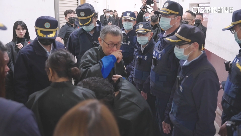 8人「近身戒護」　柯文哲奔喪穿囚服.無使用戒具